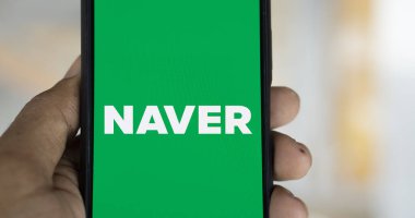 Dhaka, Bangladeş - 23 Kasım 2024: Naver logosu akıllı telefonda gösteriliyor. Naver Corporation Güney Kore 'de bir internet şirketi..