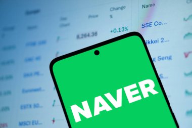 Dhaka, Bangladeş - 23 Kasım 2024: Naver logosu akıllı telefonda gösteriliyor. Naver Corporation Güney Kore 'de bir internet şirketi..