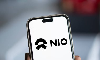 Dhaka, Bangladeş - 7 Ocak 2025: Nio logosu akıllı telefonda sergilenmektedir. Nio Inc, Çinli çok uluslu otomobil üreticisi..