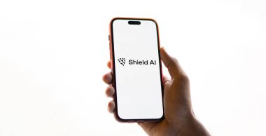Dhaka, Bangladeş - 11 Ocak 2025: Shield ai logosu akıllı telefonda sergilenmektedir. Shield Al bir Amerikan havacılık ve silah teknolojisi şirketidir..