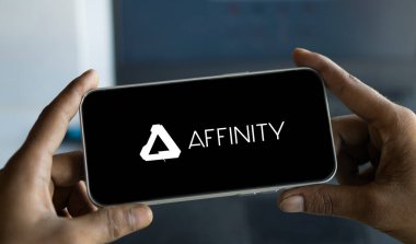 Dhaka, Bangladeş - 20 Ocak 2025: Affinity logosu akıllı telefonda gösterilir. Affinity bir yazılım geliştiricisi ve yayıncısıdır..