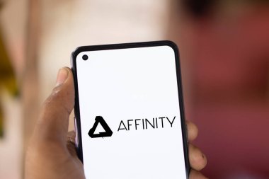 Dhaka, Bangladeş - 20 Ocak 2025: Affinity logosu akıllı telefonda gösterilir. Affinity bir yazılım geliştiricisi ve yayıncısıdır..