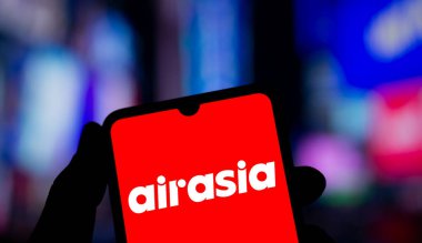 Dhaka, Bangladeş - 19 Ocak 2025: Airasia logosu akıllı telefonda sergilenmektedir. AirAsia, Malezya 'nın çok uluslu düşük maliyetli havayolu şirketidir..