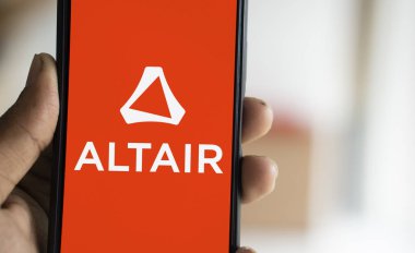 Dhaka, Bangladeş - 19 Ocak 2025: Altair logosu akıllı telefonda sergilenmektedir. Altair Mühendislik Şirketi, çok uluslu bir bilgi teknolojisi şirketidir..