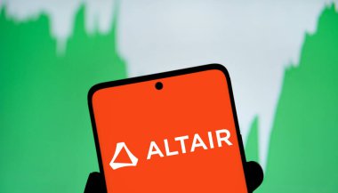 Dhaka, Bangladeş - 19 Ocak 2025: Altair logosu akıllı telefonda sergilenmektedir. Altair Mühendislik Şirketi, çok uluslu bir bilgi teknolojisi şirketidir..