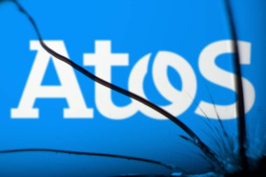 Dhaka, Bnagladesh- 22 Ocak 2025: atos logosu kırık camda görünüyor. Atos SE, Avrupa 'nın çok uluslu bilgi teknolojileri şirketidir..