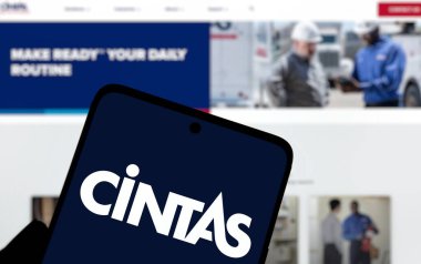 Dhaka, Bangladeş - 22 Ocak 2025: Cintas logosu akıllı telefonda sergilenmektedir. Cintas Corporation merkezi Mason 'da bulunan bir Amerikan şirketidir..