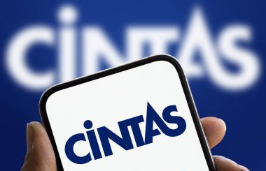 Dhaka, Bangladeş - 22 Ocak 2025: Cintas logosu akıllı telefonda sergilenmektedir. Cintas Corporation merkezi Mason 'da bulunan bir Amerikan şirketidir..