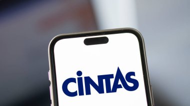 Dhaka, Bangladeş - 22 Ocak 2025: Cintas logosu akıllı telefonda sergilenmektedir. Cintas Corporation merkezi Mason 'da bulunan bir Amerikan şirketidir..