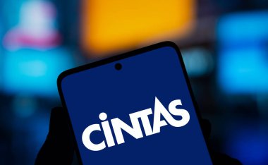 Dhaka, Bangladeş - 22 Ocak 2025: Cintas logosu akıllı telefonda sergilenmektedir. Cintas Corporation merkezi Mason 'da bulunan bir Amerikan şirketidir..
