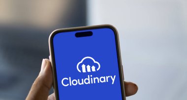 Dhaka, Bangladeş - 22 Ocak 2025: Bulutsal logo akıllı telefonda gösterilir. Cloudinary bir SaaS teknoloji şirketidir..