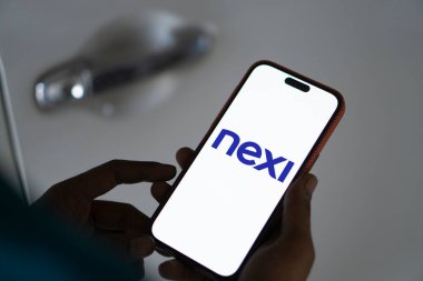 Dhaka, Bangladeş - 28 Kasım 2024: Nexi logosu akıllı telefondan gösteriliyor. Nexi S.p.A., Nexi Taksitleri 'nde yer alan bir İtalyan bankasıdır..