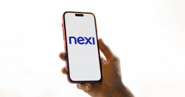Dhaka, Bangladeş - 28 Kasım 2024: Nexi logosu akıllı telefondan gösteriliyor. Nexi S.p.A., Nexi Taksitleri 'nde yer alan bir İtalyan bankasıdır..