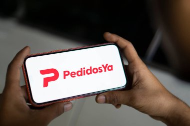 Dhaka, Bangladeş - 26 Kasım 2024: Pedidosya logosu akıllı telefonda gösteriliyor. Pedidosya, Uruguaylı çok uluslu çevrimiçi gıda sipariş ve dağıtım hizmeti..