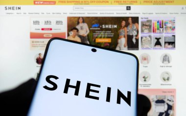 Dhaka, Bangladeş - 26 Kasım 2024: Shein logosu akıllı telefondan sergileniyor..