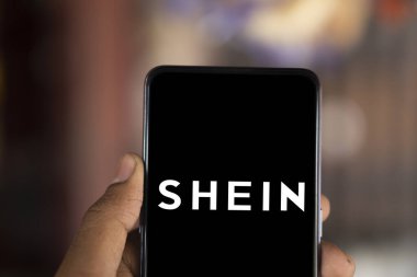 Dhaka, Bangladeş - 26 Kasım 2024: Shein logosu akıllı telefondan sergileniyor..