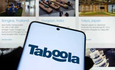 Dhaka, Bangladeş - 19 Ocak 2025: Taboola logosu akıllı telefonda sergilenmektedir. Taboola Inc halka açık bir reklam ve teknoloji şirketidir..