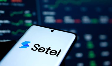Dhaka, Bangladeş - 21 Ocak 2025: Setel logosu akıllı telefonda sergilenmektedir. Setel, yakıt ikmali, park ve cüzdan ödemeleri sağlayan mobil bir uygulama..