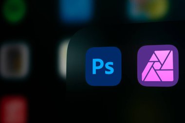 Dhaka, Bangladeş - 22 Ocak 2025: Adobe photoshop ve afinity fotoğraf 2 uygulamasını gösteren iPad ekranına yakın çekim.
