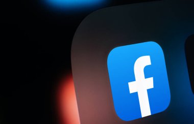 Dhaka, Bangladeş - 23 Ocak 2025: Facebook uygulama simgesini gösteren iPad ekranına yakın çekim.