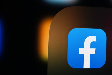 Dhaka, Bangladeş - 23 Ocak 2025: Facebook uygulama simgesini gösteren iPad ekranına yakın çekim.