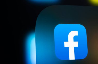 Dhaka, Bangladeş - 23 Ocak 2025: Facebook uygulama simgesini gösteren iPad ekranına yakın çekim.