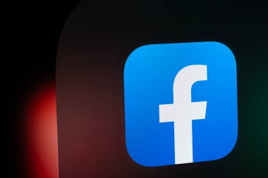 Dhaka, Bangladeş - 23 Ocak 2025: Facebook uygulama simgesini gösteren iPad ekranına yakın çekim.