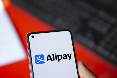 Dhaka, Bangladeş - 20 Ocak 2025: Alipay logosu akıllı telefonda sergilenmektedir. Alipay, Alibaba Group 'a ait bir online ödeme platformudur..