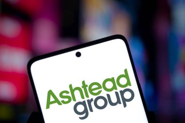Dhaka, Bangladeş - 1 Aralık 2024: Ashtead grubu logosu akıllı telefon üzerine dağıtıldı. Kamu Şirketi, İngiliz endüstriyel araç kiralama şirketi..