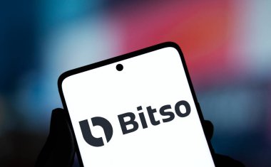 Dhaka, Bangladeş - 6 Ocak 2025: Bitso logosu akıllı telefonda sergilenmektedir. Bitso küresel bir kripto döviz şirketi olarak başladı..