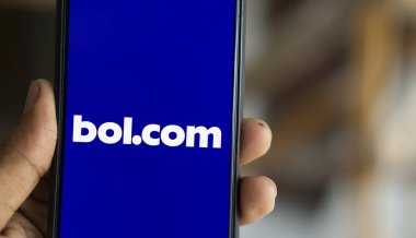 Dhaka, Bangladeş - 20 Ocak 2025: bol.com logosu smartphone.bol.com üzerinden dağıtıldı. Bol.com, elektronik ürünlerden bebek malzemelerine kadar çok çeşitli ürünler satan Hollandalı bir web dükkanıdır..