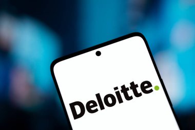 Dhaka, Bangladeş - 20 Ocak 2025: Deloitte logosu akıllı telefondan dağıtıldı. Deloitte çok uluslu profesyonel bir hizmet ağı şirketidir..