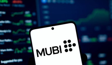 Dhaka, Bangladeş - 4 Ocak 2025: MUBI logosu akıllı telefonda sergilenmektedir. Mubi bir video yayın platformu..