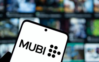 Dhaka, Bangladeş - 4 Ocak 2025: MUBI logosu akıllı telefonda sergilenmektedir. Mubi bir video yayın platformu..