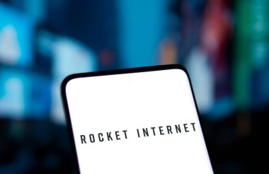 Dhaka, Bangladeş - 12 Ocak 2025: Rocker internet logosu akıllı telefonda gösteriliyor. Rocket Internet SE bir Alman internet şirketidir..