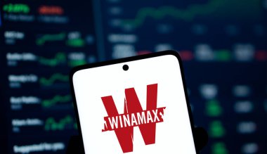 Dhaka, Bangladeş - 6 Ocak 2025: Winamax logosu akıllı telefonda sergilenmektedir. Winamax bir Fransız kumar şirketi..