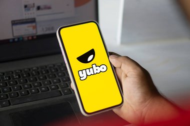Dhaka, Bangladeş - 21 Ocak 2025: yubo logosu akıllı telefondan dağıtıldı. Yubo bir Fransız sosyal ağ uygulaması..