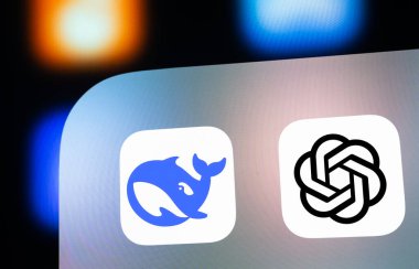 Dhaka, Bangladeş - 26 Ocak 2025: Deepseek Ai ve OpenAI ChatGPT uygulama simgesini gösteren iPad ekranına yakın çekim.