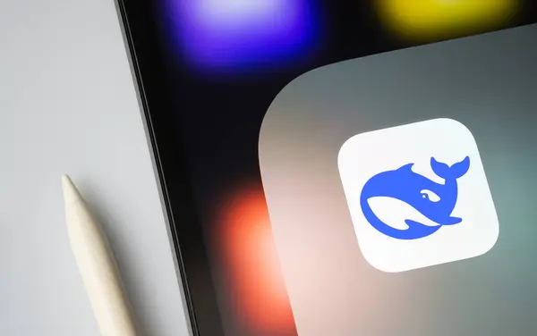 Dhaka, Bangladeş - 26 Ocak 2025: Deepseek Ai uygulama simgesini gösteren bir iPad ekranına yakın plan.