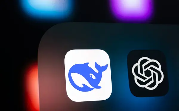 Dhaka, Bangladeş - 26 Ocak 2025: Deepseek Ai ve OpenAI ChatGPT uygulama simgesini gösteren iPad ekranına yakın çekim.