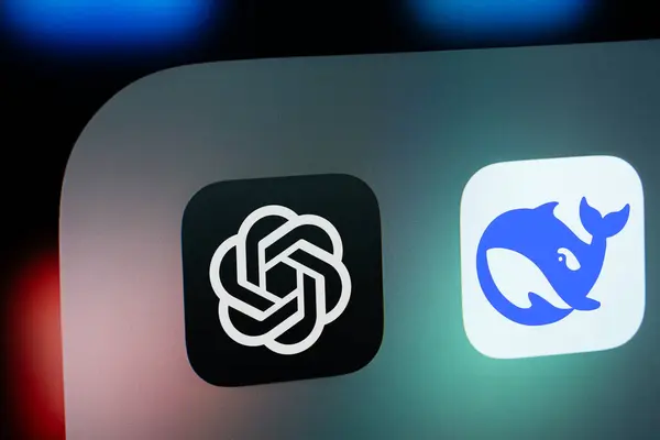 Dhaka, Bangladeş - 26 Ocak 2025: Deepseek Ai ve OpenAI ChatGPT uygulama simgesini gösteren iPad ekranına yakın çekim.