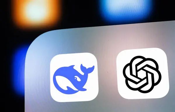 Dhaka, Bangladeş - 26 Ocak 2025: Deepseek Ai ve OpenAI ChatGPT uygulama simgesini gösteren iPad ekranına yakın çekim.