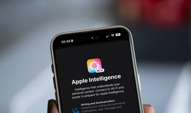 Dhaka, Bangladeş - 27 Ocak 2025: Apple Intelligence kurulum ekranını gösteren akıllı telefon ekranının yakın çekimi.
