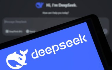 Dhaka, Bangladeş - 28 Ocak 2025: Deepseek logosu akıllı telefonda sergileniyor.