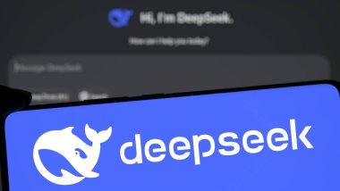 Dhaka, Bangladeş - 28 Ocak 2025: Deepseek logosu akıllı telefonda sergileniyor.
