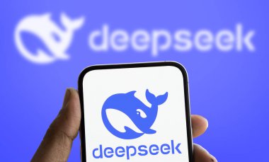 Dhaka, Bangladeş - 28 Ocak 2025: Deepseek logosu akıllı telefonda sergileniyor.