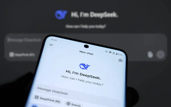 Dhaka, Bangladeş - 28 Ocak 2025: Derin arama uygulamasını gösteren bir akıllı telefon ekranının yakın çekimi.