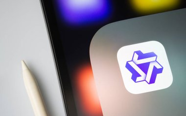Dhaka, Bangladeş - 29 Ocak 2025: Alibaba Qwen Al 'ı gösteren bir iPad ekranının yakın çekimi.