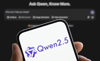 Dhaka, Bangladeş - 29 Ocak 2025: Alibaba Qwen 2.5 logosu akıllı telefonda sergilenmektedir.