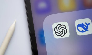 Dhaka, Bangladeş - 26 Şubat 2025: Deepseek ve ChatGPT uygulama simgesini gösteren iPad ekranına yakın plan.